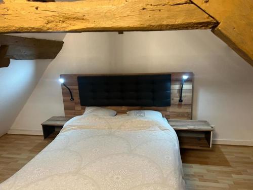 - une chambre avec un grand lit et 2 bancs dans l'établissement Ndiam 's, à Honfleur