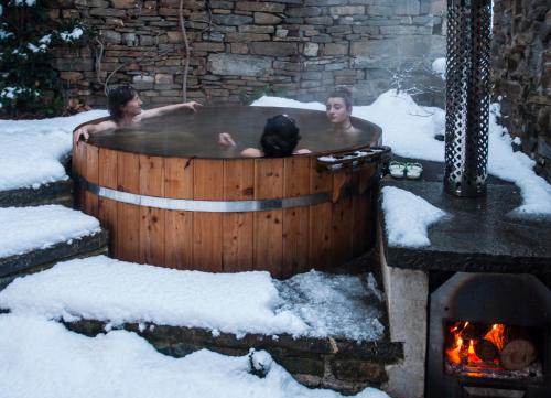 two men in a hot tub in the snow at O Chardinet d'a Formiga in Aínsa