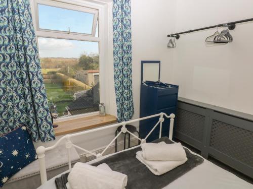 een kamer met een raam, een bed en een raam bij 5 Pontardulais Road in Llanelli