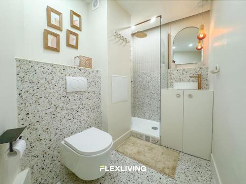 La salle de bains blanche est pourvue de toilettes et d'un lavabo. dans l'établissement Luxury Studio in city center, à Paris