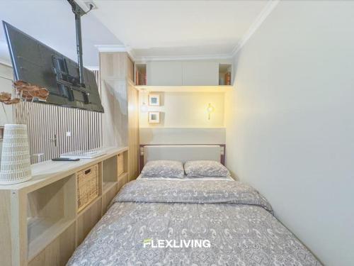 - une petite chambre avec un lit et un lavabo dans l'établissement Luxury Studio in city center, à Paris