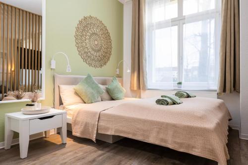 Tempat tidur dalam kamar di Modern, gemütlich, zentral & nahe KarLi