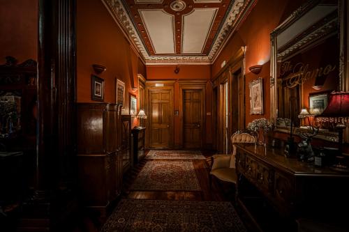 een hal van een huis met een plafond bij The Alamo Guest House in Glasgow