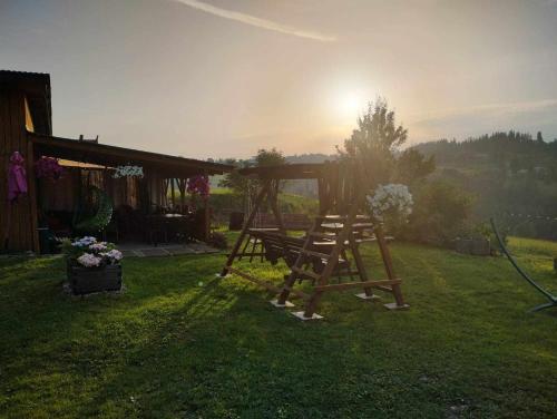 una panchina di legno in un cortile con gazebo di "U Skowronków" a Bukowina Tatrzańska