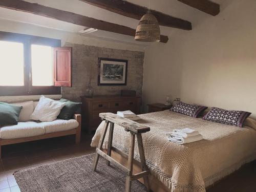 a bedroom with a bed and a couch at Cal Muntanyès in Barcelona