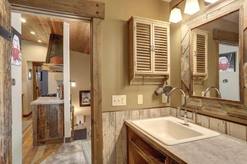 un bagno con lavandino e specchio di Apres Powder Haus a Lead