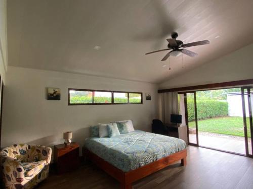 - une chambre avec un lit et un ventilateur de plafond dans l'établissement Modern 2br home - Walk to the beach!, à Uvita