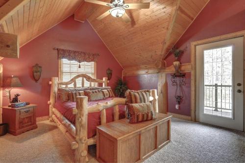 1 dormitorio con cama y techo de madera en Antler Lodge, en Sturgis