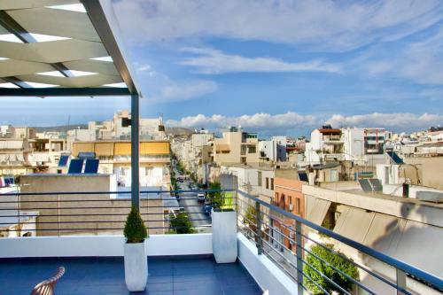 uma varanda com vista para a cidade em Piraeus Relax em Piraeus