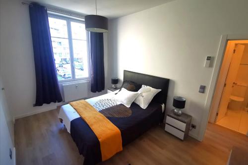 une chambre avec un lit et une grande fenêtre dans l'établissement WE CANNES ! Résidence Gallia apartment premium two bedroom, à Cannes