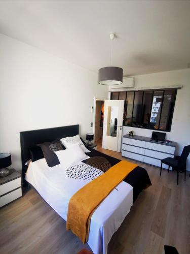 une chambre avec un grand lit et une salle de bain dans l'établissement WE CANNES ! Résidence Gallia apartment premium two bedroom, à Cannes