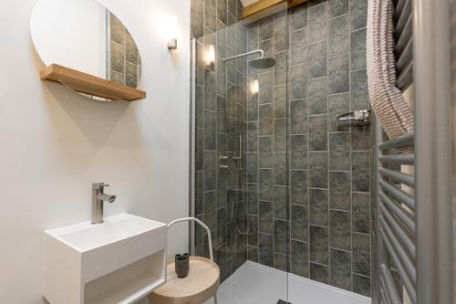 W łazience znajduje się umywalka i prysznic. w obiekcie The Lodge w mieście Ulverston