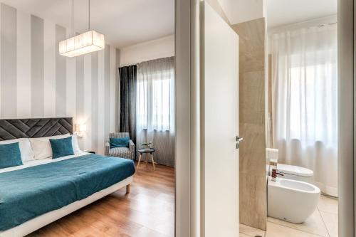 1 dormitorio con cama, bañera y lavamanos en Napoli Great View B&B, en Nápoles