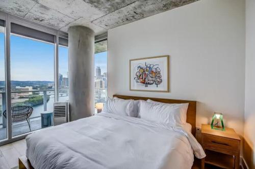 Ένα ή περισσότερα κρεβάτια σε δωμάτιο στο Luxury 2BR Rooftop Pool Austin by Barclé