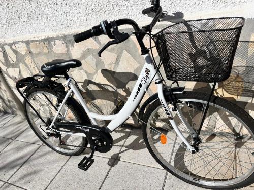 Una bicicleta con una cesta estacionada en una acera en EDEN GARDEN b&b en Ponferrada