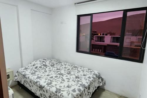 伊卡的住宿－La Duna de Emy，一间卧室设有一张床和一个大窗户