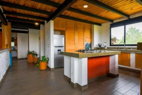 a large kitchen with a large counter top in a room at Hermosa cabaña de descanso en Tlapalpa in Tapalpa