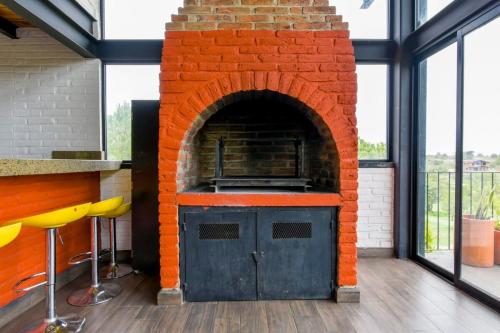 a brick oven in the middle of a room at Hermosa cabaña de descanso en Tlapalpa in Tapalpa