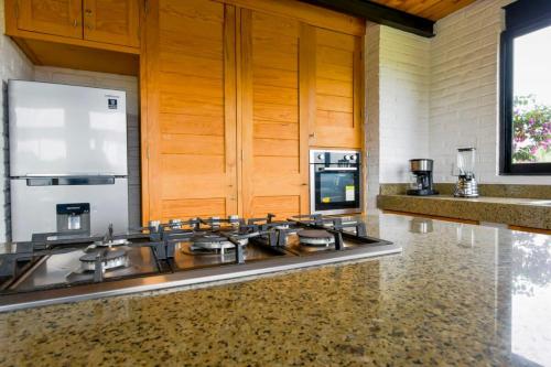 a kitchen with a stove and a stove top oven at Hermosa cabaña de descanso en Tlapalpa in Tapalpa