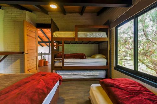 1 Schlafzimmer mit 2 Etagenbetten und einem Fenster in der Unterkunft Hermosa cabaña de descanso en Tlapalpa in Tapalpa