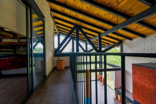 a room with a wooden ceiling and a balcony at Hermosa cabaña de descanso en Tlapalpa in Tapalpa