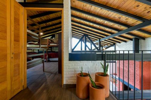 a room with two potted plants in a building at Hermosa cabaña de descanso en Tlapalpa in Tapalpa