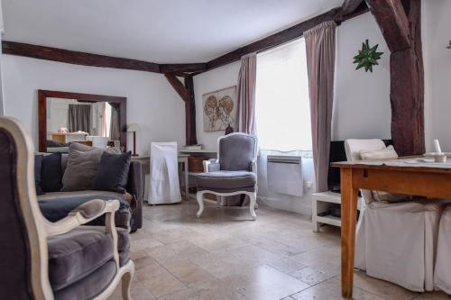 un salon avec un canapé et une table dans l'établissement Saint-Germain-des-Prés in Paris, à Paris