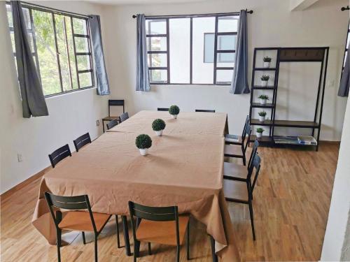 een grote kamer met een lange tafel en stoelen bij Room in Lodge - Cozy Room With Terrace in Mexico-Stad