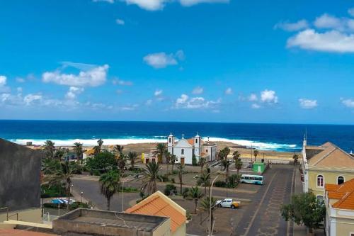 uma vista para a praia a partir de um edifício em Cozy Home with Stunning Views! em Ponta do Sol