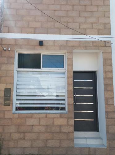 パソ・デ・ロス・リブレスにあるLoft 856の犬を飼う窓のある建物