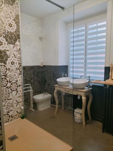 une salle de bain avec un lavabo, des toilettes et un miroir dans l'établissement Villa 300m de la plage, à Le Touquet-Paris-Plage