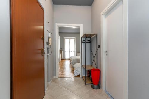 um corredor com uma porta que leva a um quarto em Interno Nizza em Turim