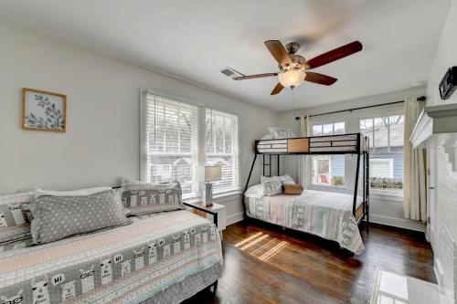 1 dormitorio con 2 camas y ventilador de techo en Dreamy 3bed/3bath home with Yard, en Atlanta