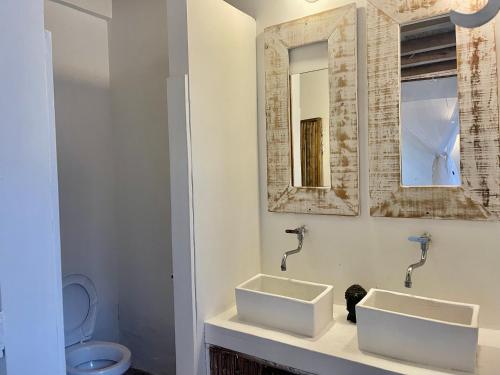 帕洛米諾的住宿－Casa Kai，一间带两个盥洗盆和卫生间的浴室