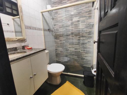 a small bathroom with a toilet and a shower at Apartamento no bairro Quitandinha - Petrópolis RJ in Petrópolis