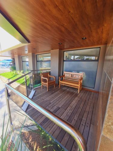 an outdoor deck with a bench and windows at Realce Hotel in Jaú