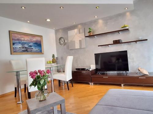 sala de estar con TV de pantalla plana y mesa en Apartment Leona, en Split
