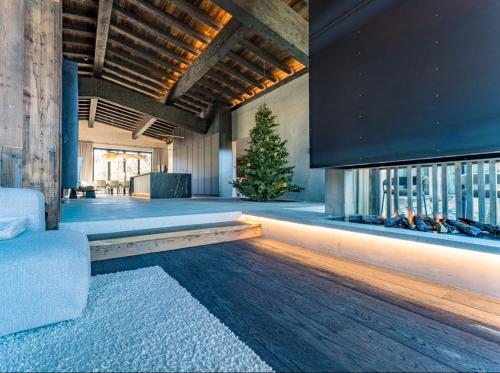 un salon avec une cheminée et un canapé dans l'établissement Black chalet, à Foncine-le-Haut