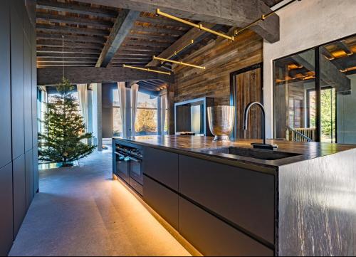 Foncine-le-HautにあるBlack chaletの大きな島のあるキッチン