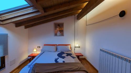 una camera con un grande letto di B&B Audrey a Varese
