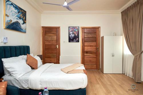 Postel nebo postele na pokoji v ubytování Charming Rooftop Apartments- Strong Wi-Fi & 40percent Long-stay Disc