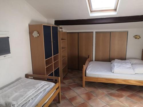 Cette chambre comprend 2 lits superposés et une télévision. dans l'établissement Appartement 20m de la plage, à Cerbère