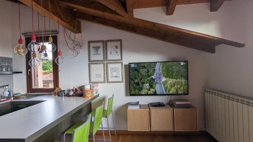 cocina con encimera y TV en la pared en B&B Audrey, en Varese