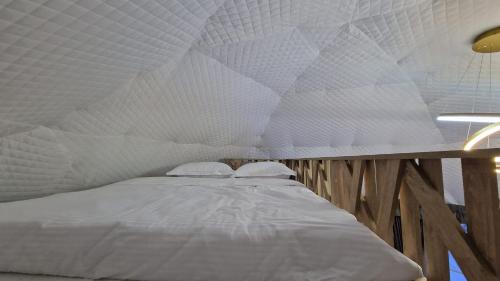 מיטה או מיטות בחדר ב-SKY DOME