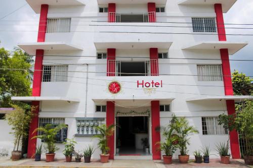 um hotel com um edifício vermelho e branco em Hotel NK em Santiago Pinotepa Nacional