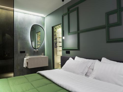 Postel nebo postele na pokoji v ubytování THE CAVE Suites SPA