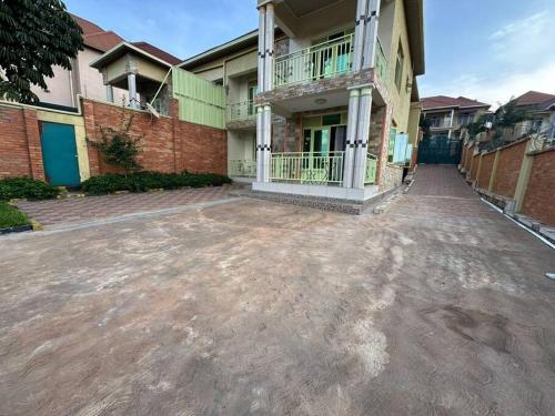een lege parkeerplaats voor een gebouw bij Private house in Kibagabaga in Kigali