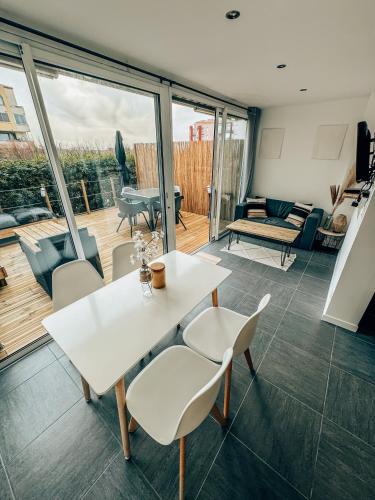 a living room with a white table and chairs at BEACH HOUSE 100M PLAGE, SUR LE PORT. in Frontignan