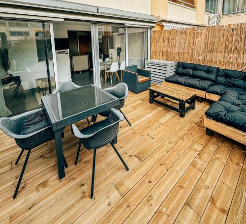 a living room with a table and chairs and a couch at BEACH HOUSE 100M PLAGE, SUR LE PORT. in Frontignan