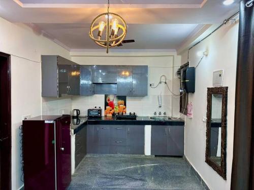 O bucătărie sau chicinetă la Modern 2bhk near Delhi Airports by Nirvana villa Apartments